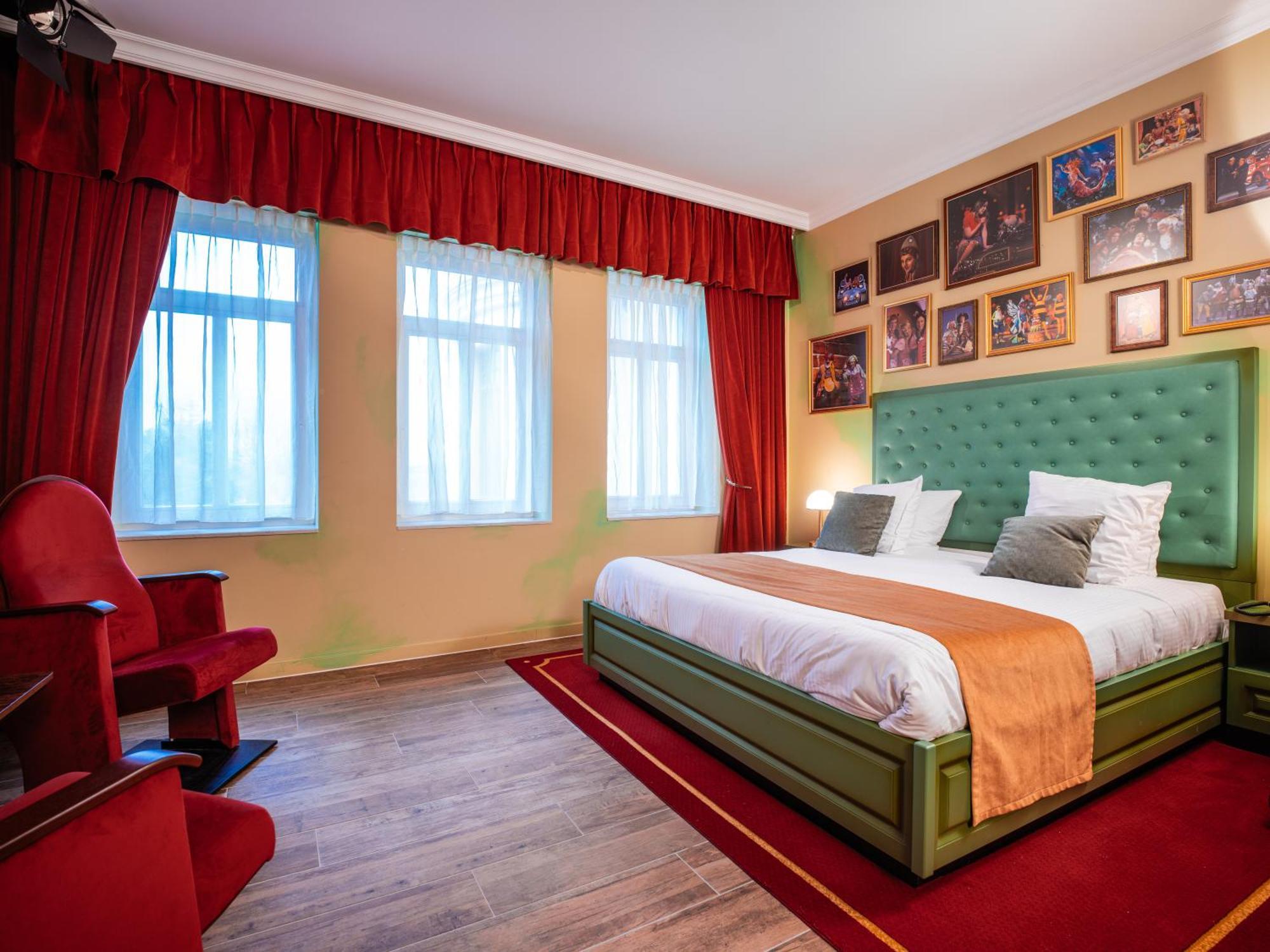Hotel Theater