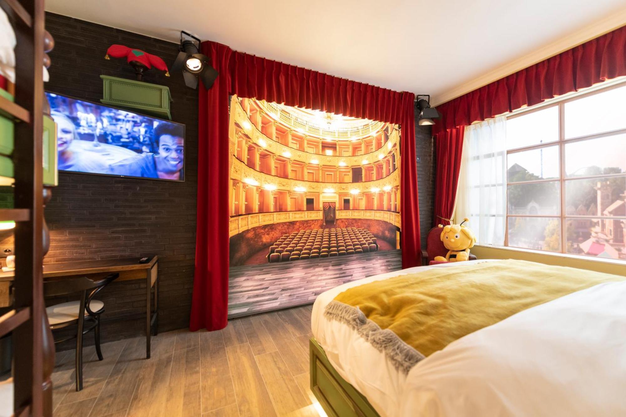 Hotel Theater